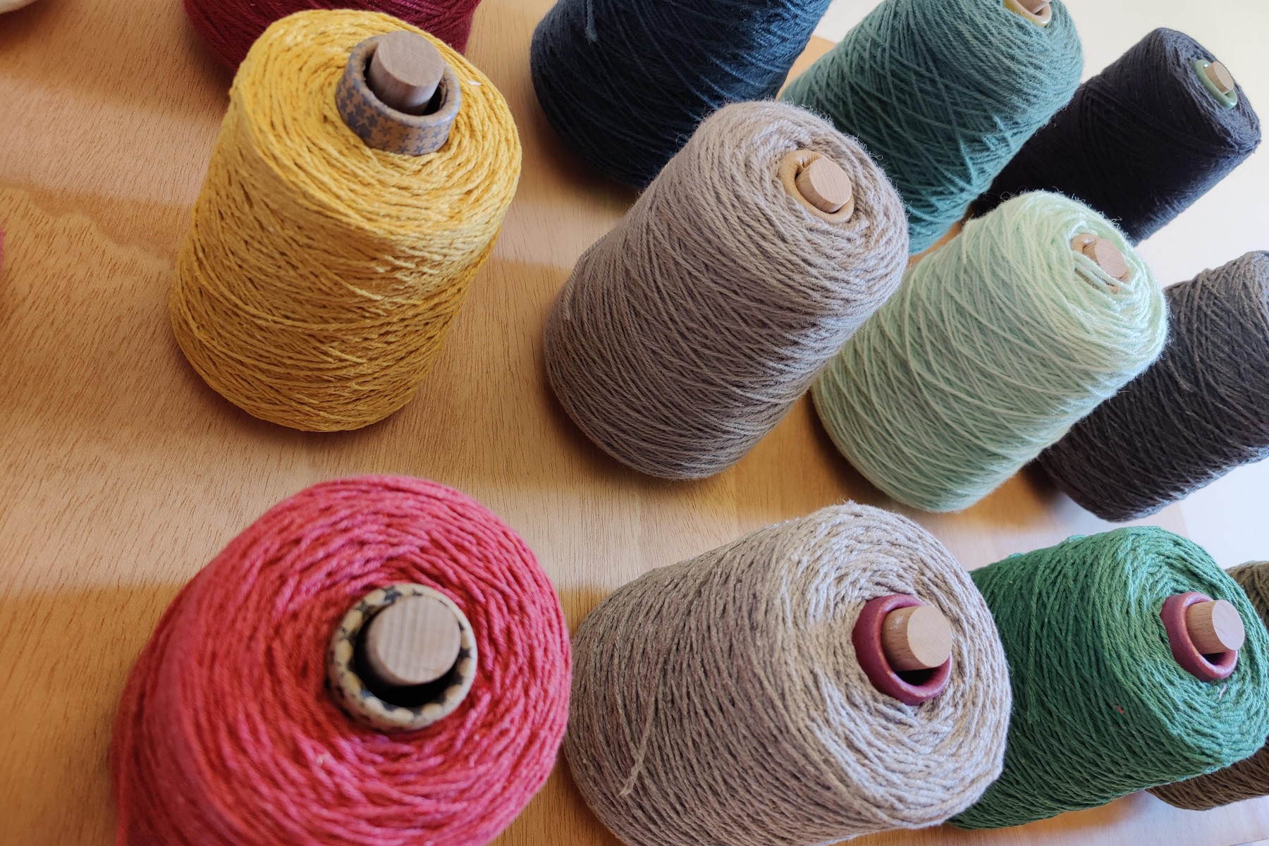 Cones of yarn for tufting featured